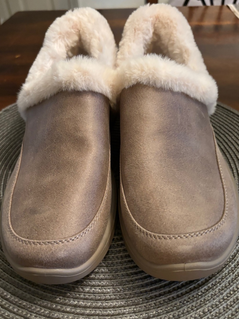 Skechers Hands Free Slip-ins Cozy Escape Slippers Taupe 9.5 NWOT - Picture 2 of 11